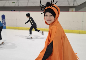 Zabawa halloweenowa klas łyżwiarskich na lodowisku w Hali Bombonierka.
