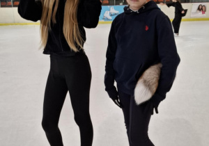 Zabawa halloweenowa klas łyżwiarskich na lodowisku w Hali Bombonierka.