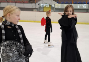 Zabawa halloweenowa klas łyżwiarskich na lodowisku w Hali Bombonierka.