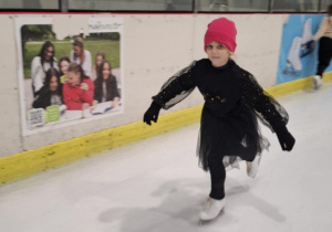 Zabawa halloweenowa klas łyżwiarskich na lodowisku w Hali Bombonierka.