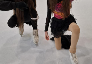 Zabawa halloweenowa klas łyżwiarskich na lodowisku w Hali Bombonierka.