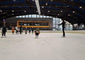 Zabawa halloweenowa klas łyżwiarskich na lodowisku w Hali Bombonierka.
