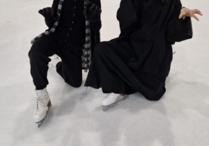 Zabawa halloweenowa klas łyżwiarskich na lodowisku w Hali Bombonierka.