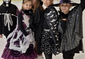 Zabawa halloweenowa klas łyżwiarskich na lodowisku w Hali Bombonierka.