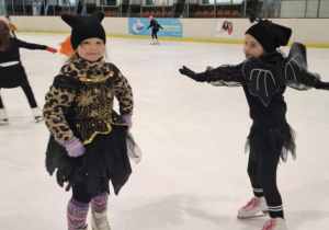 Zabawa halloweenowa klas łyżwiarskich na lodowisku w Hali Bombonierka.