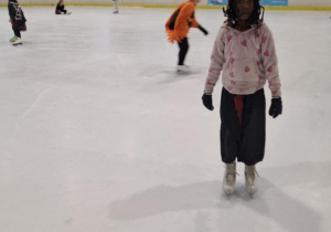 Zabawa halloweenowa klas łyżwiarskich na lodowisku w Hali Bombonierka.