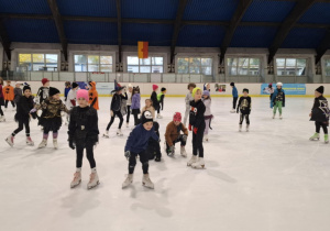 Zabawa halloweenowa klas łyżwiarskich na lodowisku w Hali Bombonierka.