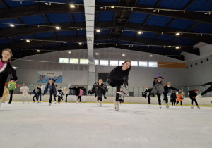 Zabawa halloweenowa klas łyżwiarskich na lodowisku w Hali Bombonierka.