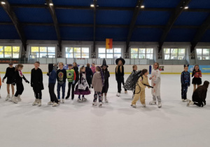 Zabawa halloweenowa klas łyżwiarskich na lodowisku w Hali Bombonierka.