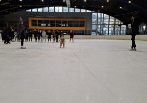 Zabawa halloweenowa klas łyżwiarskich na lodowisku w Hali Bombonierka.