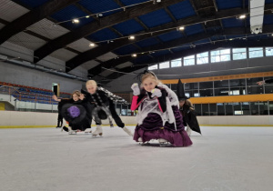 Zabawa halloweenowa klas łyżwiarskich na lodowisku w Hali Bombonierka.