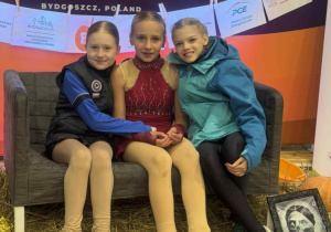 Zawody Halloween Cup w Bydgoszczy_pamiątkowe zdjęcie zawodniczek.