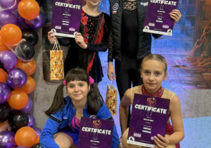 Zawody Halloween Cup w Bydgoszczy_pamiątkowe zdjęcie zawodniczek.