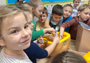 Budowa dyni_przyroda w działaniu praktycznym w klasie 1a_drążenie dyni.