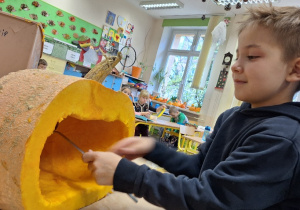 Budowa dyni_przyroda w działaniu praktycznym w klasie 1a_drążenie dyni.