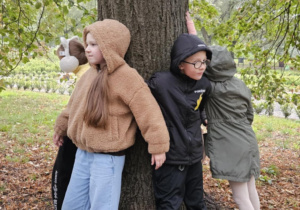 Klasa 2b i lekcja WF w plenerze_IV edycja akcji „Przytul się do drzewa”.