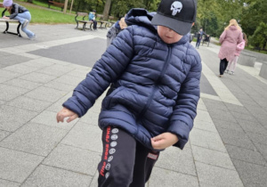 Klasa 2b i lekcja WF w plenerze_IV edycja akcji „Przytul się do drzewa”.