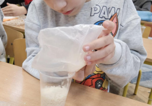 Klasa 2b i lekcja WF w plenerze_uczeń tworzący swoją "zośkę".