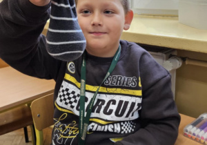 Klasa 2b i lekcja WF w plenerze_uczeń prezentujący swoją "zośkę".