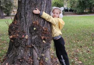 Klasa 2b i lekcja WF w plenerze_IV edycja akcji „Przytul się do drzewa”.