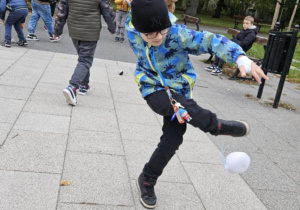 Klasa 2b i lekcja WF w plenerze_zabawa z wykorzystaniem "zośki".