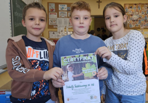 Klasa 2b i lekcja WF w plenerze_certyfikat IV edycji akcji „Przytul się do drzewa”.