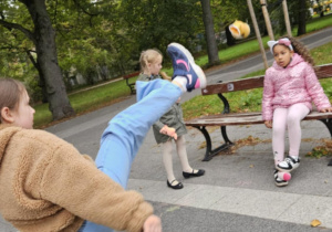 Klasa 2b i lekcja WF w plenerze_zabawa z wykorzystaniem "zośki".
