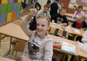 Klasa 2b i lekcja WF w plenerze_uczennica prezentująca swoją "zośkę".