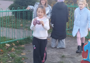 Aktywności nastawione na wszechstronny rozwój dziecka_świetliczaki podczas zabaw na świeżym powietrzu.