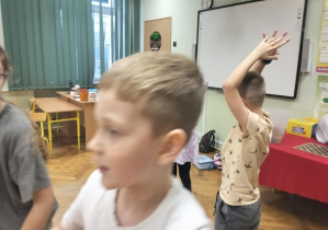 Aktywności nastawione na wszechstronny rozwój dziecka_świetliczaki podczas zabaw ruchowych.