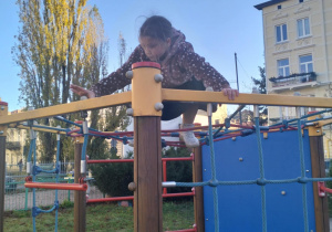 Aktywności nastawione na wszechstronny rozwój dziecka_świetliczaki podczas zabaw na świeżym powietrzu.