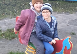 Aktywności nastawione na wszechstronny rozwój dziecka_świetliczaki podczas zabaw na świeżym powietrzu.