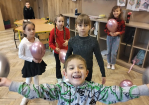 Aktywności nastawione na wszechstronny rozwój dziecka_świetliczaki podczas zabaw ruchowych.