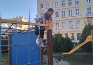 Aktywności nastawione na wszechstronny rozwój dziecka_świetliczaki podczas zabaw na świeżym powietrzu.