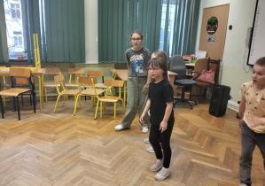 Aktywności nastawione na wszechstronny rozwój dziecka_świetliczaki podczas zabaw ruchowych.