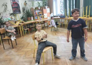 Aktywności nastawione na wszechstronny rozwój dziecka_świetliczaki podczas zabaw ruchowych.