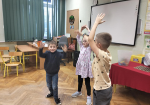 Aktywności nastawione na wszechstronny rozwój dziecka_świetliczaki podczas zabaw ruchowych.