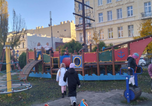 Aktywności nastawione na wszechstronny rozwój dziecka_świetliczaki podczas zabaw na świeżym powietrzu.