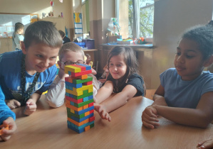 Aktywności nastawione na wszechstronny rozwój dziecka_świetliczaki podczas zabaw kreatywnych.