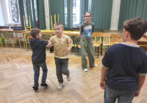 Aktywności nastawione na wszechstronny rozwój dziecka_świetliczaki podczas zabaw ruchowych.