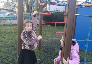 Aktywności nastawione na wszechstronny rozwój dziecka_świetliczaki podczas zabaw na świeżym powietrzu.