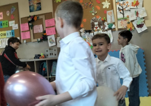 Aktywności nastawione na wszechstronny rozwój dziecka_świetliczaki podczas zabaw ruchowych.