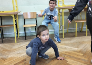 Aktywności nastawione na wszechstronny rozwój dziecka_świetliczaki podczas zabaw ruchowych.