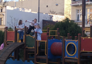 Aktywności nastawione na wszechstronny rozwój dziecka_świetliczaki podczas zabaw na świeżym powietrzu.