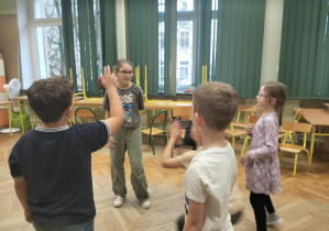 Aktywności nastawione na wszechstronny rozwój dziecka_świetliczaki podczas zabaw ruchowych.