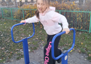 Aktywności nastawione na wszechstronny rozwój dziecka_świetliczaki podczas zabaw na świeżym powietrzu.