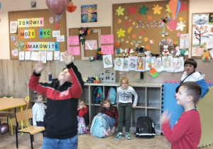 Aktywności nastawione na wszechstronny rozwój dziecka_świetliczaki podczas zabaw ruchowych.