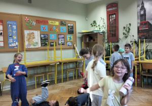 Aktywności nastawione na wszechstronny rozwój dziecka_świetliczaki podczas zabaw ruchowych.