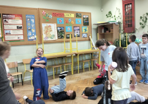 Aktywności nastawione na wszechstronny rozwój dziecka_świetliczaki podczas zabaw ruchowych.