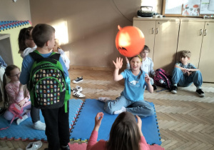 Aktywności nastawione na wszechstronny rozwój dziecka_świetliczaki podczas zabaw ruchowych.